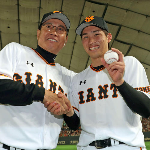 巨人対阪神　プロ初勝利の高橋（右）はウイニングボールを手に原監督と笑顔で握手（撮影・松本俊）