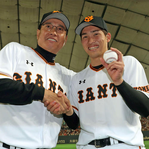 巨人対阪神 プロ初勝利の高橋(右)はウイニングボールを手に原監督と笑顔で握手(撮影・松本俊)