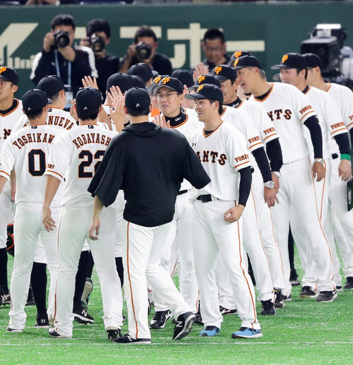 巨人対阪神 初先発初勝利を決めた高橋(右手前)は、ウイニングボールを手に笑顔でナインとハイタッチ。後方は原監督(撮影・浅見桂子)