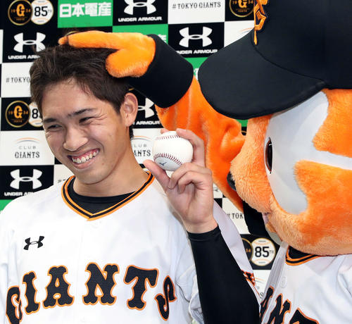 巨人対阪神 プロ初勝利の高橋はジャビットからの手荒い祝福にも笑顔を見せる(撮影・松本俊)