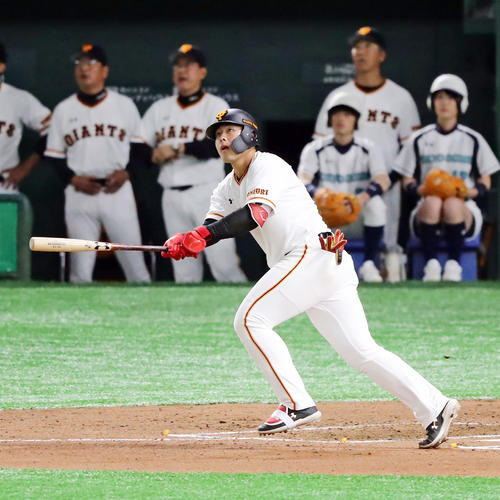 巨人対阪神　1回裏巨人2死一塁、岡本は先制2点本塁打を放つ。後方は原監督（撮影・浅見桂子）
