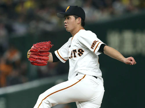 巨人対阪神 躍動感あふれるフォームで投げ込む巨人先発の高橋(撮影・松本俊)