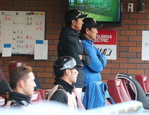 楽天対日本ハム　3連敗しベンチで渋い表情の栗山監督（右端）（撮影・黒川智章）