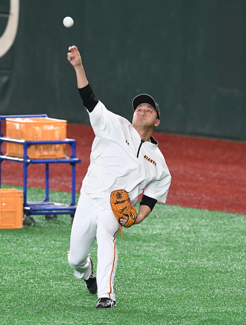 巨人対阪神　試合前練習でキャッチボールする巨人沢村（撮影・山崎安昭）
