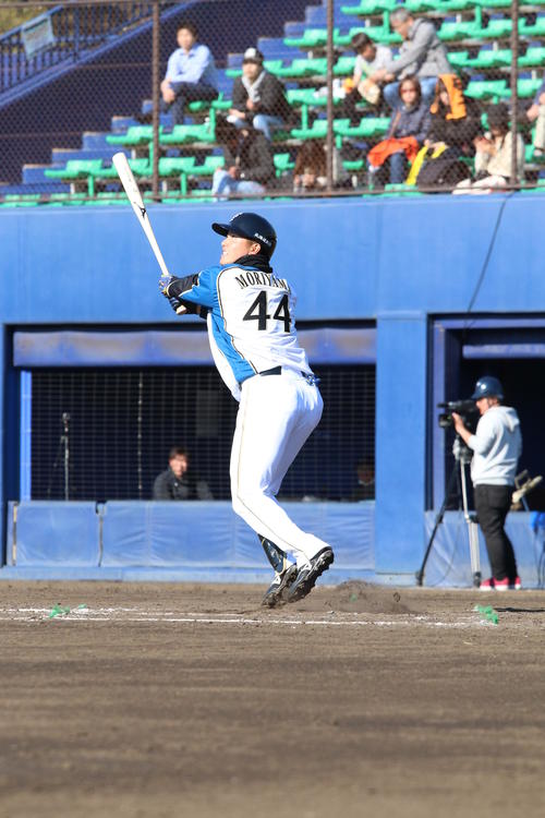ファウルを打つ日本ハム森山（撮影・田中彩友美）