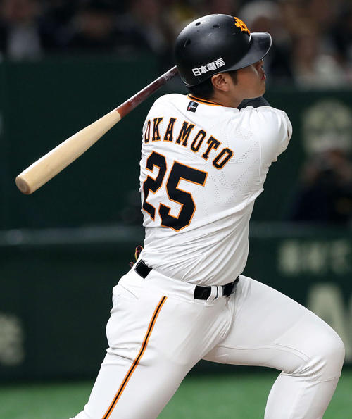 巨人対阪神　1回裏巨人2死一塁、先制中越え2点本塁打を放つ岡本（撮影・松本俊）