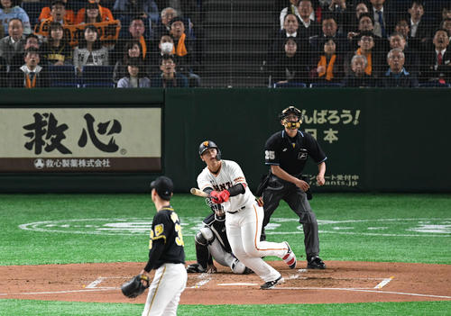 巨人対阪神　1回裏巨人2死一塁、岡本は左越えソロ本塁打を放つ。投手浜地（撮影・山崎安昭）