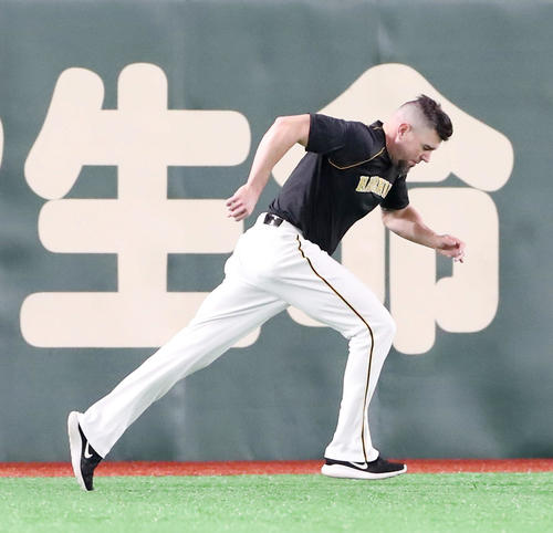 巨人対阪神　練習で外野をダッシュするメッセンジャー（撮影・加藤哉）