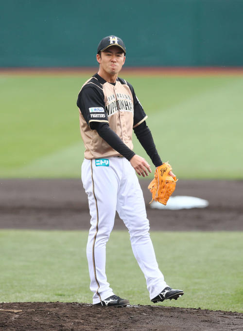 楽天対日本ハム　1回に3点を失い渋い表情の日本ハム斎藤（撮影・足立雅史）
