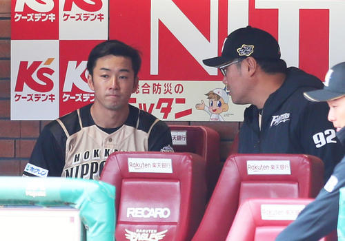 楽天対日本ハム　2回途中で降板した日本ハム先発の斎藤（左）はベンチで木田コーチの話に耳を傾ける（撮影・足立雅史）