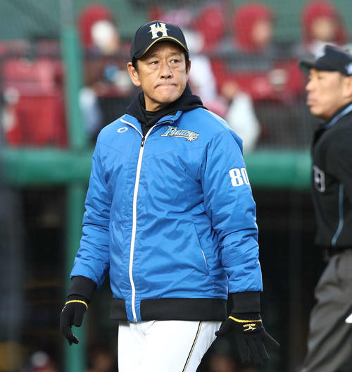 楽天対日本ハム　渋い表情で投手交代を告げる栗山監督（撮影・黒川智章）