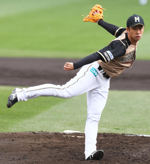 楽天対日本ハム　力投する日本ハム先発の斎藤（撮影・足立雅史）