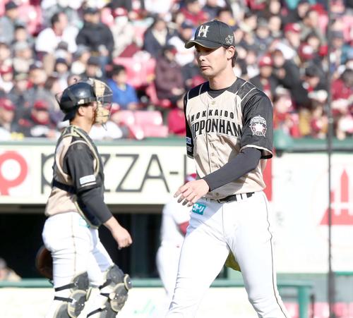 楽天対日本ハム　6回途中降板する上原（撮影・黒川智章）