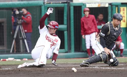 楽天対日本ハム　1回裏楽天2死二、三塁、銀次の右前2点適時打で生還する二塁走者の島内（撮影・黒川智章）