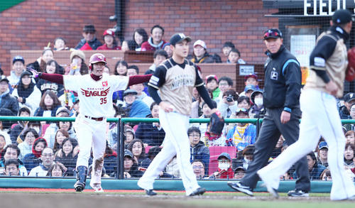 楽天対日本ハム　6回裏楽天2死三塁、一塁アウト判定にセーフをアピールする島内（左端）。リクエストの結果適時内野安打となる（撮影・足立雅史）