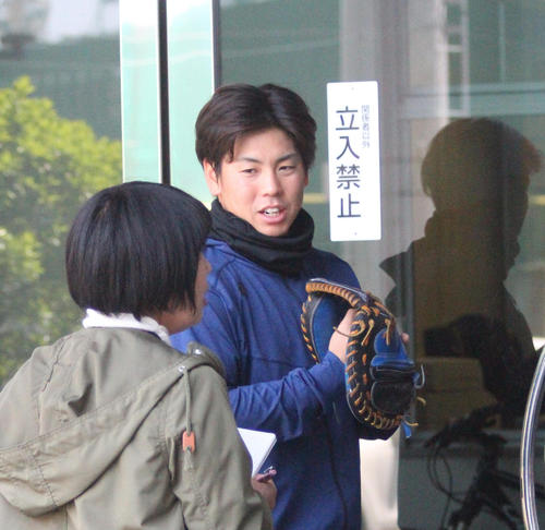 練習を終え、報道陣と話す梅野（撮影・柏原誠）