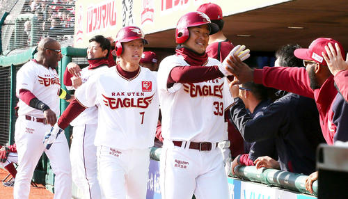 楽天対日本ハム　6回裏楽天1死一、二塁、嶋の左越え2点適時二塁打で生還し出迎えに笑顔の銀次（中央）（撮影・足立雅史）