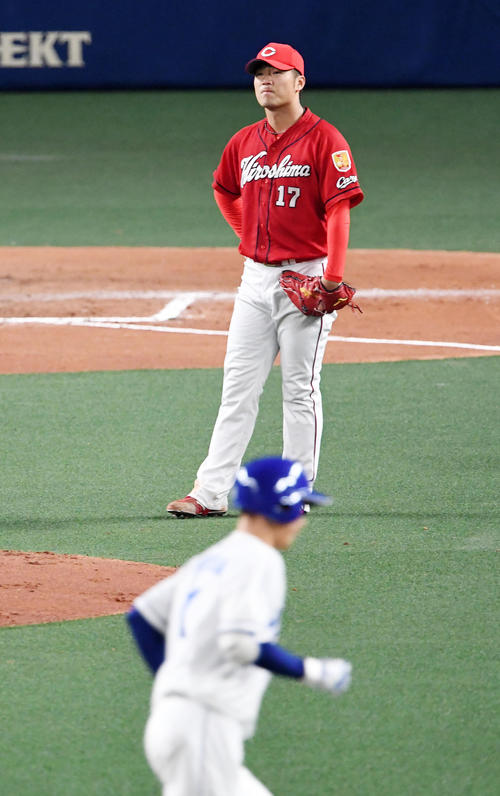 中日対広島　6回裏中日無死、京田に右越え本塁打を打たれがっくりする岡田（撮影・前岡正明）