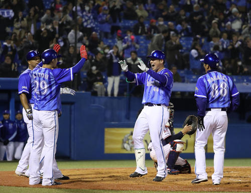 ヤクルト対DeNA　7回表DeNA2死満塁、佐野は中越え満塁本塁打を放ち、出迎えられる（撮影・林敏行）