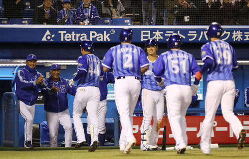 ヤクルト対DeNA　7回表DeNA2死満塁、中越え満塁本塁打を放った佐野（左から3人目）らを出迎えるラミレス監督（撮影・林敏行）