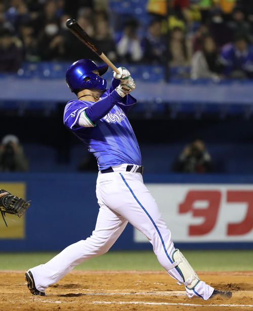 ヤクルト対DeNA　7回表DeNA2死満塁、佐野は中越え満塁本塁打を放つ（撮影・林敏行）