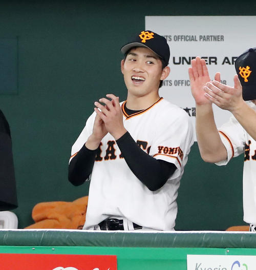 巨人対阪神　試合終了の瞬間手を叩いて喜ぶ高橋（撮影・加藤哉）