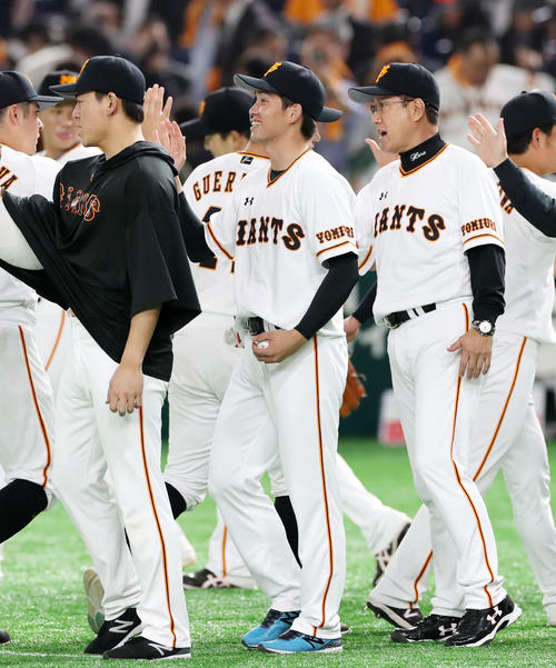 巨人対阪神　阪神に勝利しウイニングボールを手に笑顔を見せる高橋、右は原監督（撮影・加藤哉）