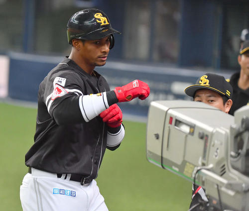 オリックス対ソフトバンク　2回表ソフトバンク無死、先制ソロ本塁打を放ちカメラにファイティングポーズを決めるグラシアル（撮影・上田博志）