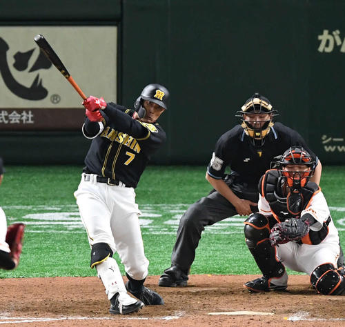 巨人対阪神　9回表阪神無死、糸井は右翼へ二塁打を放つ（撮影・山崎安昭）