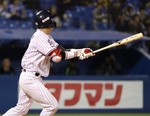 ヤクルト対DeNA　2回裏ヤクルト無死一塁、村上は同点の左越え2点本塁打を放つ（撮影・林敏行）