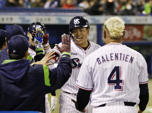 ヤクルト対DeNA　2回裏ヤクルト無死一塁、村上は同点の左越え2点本塁打を放ち出迎えられる（撮影・林敏行）