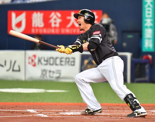 オリックス対ソフトバンク　2回表ソフトバンク1死、左越え二塁打を放つ松田（撮影・上田博志）