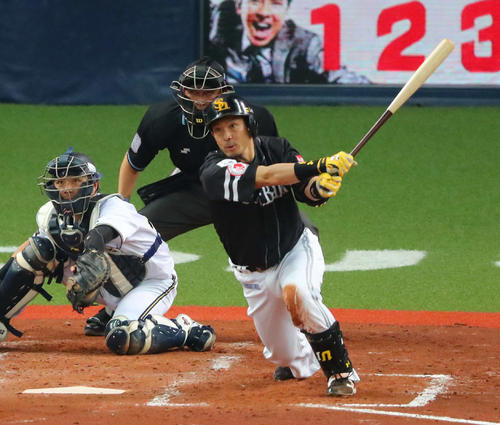 4回表ソフトバンク2死三塁、松田宣は右中間に適時二塁打を放つ（撮影・土居恒久）