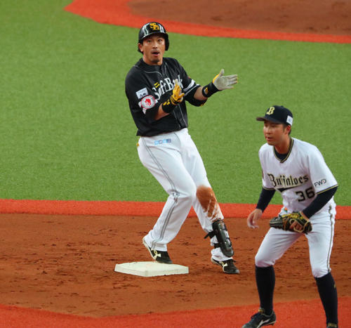 4回表ソフトバンク2死3塁、松田宣浩は右越え適時2塁打を放つ（撮影・土居恒久）