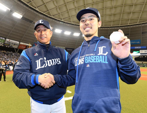 西武対ロッテ　初勝利を飾り辻監督（左）と握手を交わす西武本田（撮影・たえ見朱実）