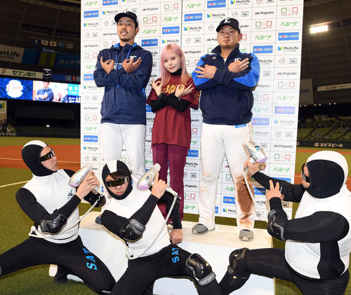 西武対ロッテ　お立ち台で益若つばさ（中央）とポーズを決める西武本田圭佑（左）と1人おいて森友哉（撮影・たえ見朱実）