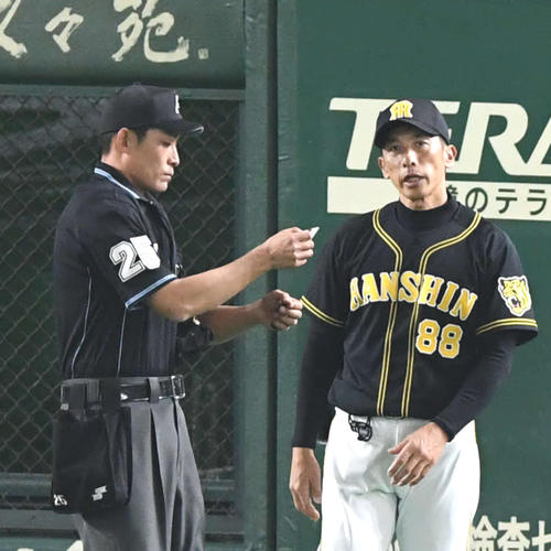 巨人対阪神　石山球審（左）に選手交代を告げる阪神矢野監督（撮影・山崎安昭）