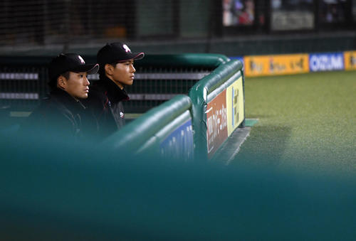 西武対ロッテ　マウンドを降りベンチから戦況に視線を送るロッテ小島（手前）。奥は藤原（撮影・滝沢徹郎）