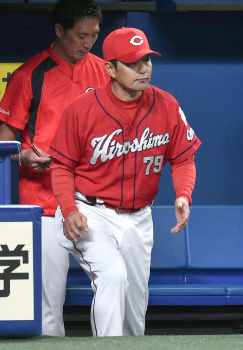 7回表広島終了、選手交代のためベンチを出る緒方監督（撮影・森本幸一）