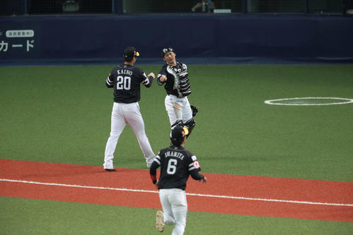 8回裏ソフトバンク2死一・二塁、大城を投ゴロに打ちとり、グータッチを交わす甲斐野央（左）と甲斐（撮影・南谷竜則）