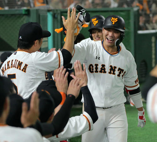 巨人対阪神　4回裏巨人2死一、二塁、坂本勇は中越え3点本塁打を放ち、ベンチ前でナインと笑顔でハイタッチ（撮影・松本俊）