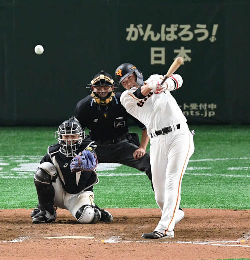 巨人対阪神　8回裏巨人無死、坂本勇は中堅へ二塁打を放つ（撮影・山崎安昭）