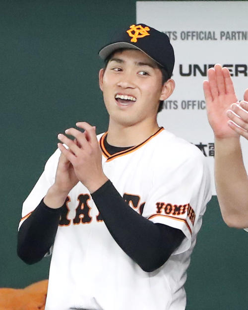 巨人対阪神　試合終了の瞬間手を叩いて喜ぶ高橋（撮影・加藤哉）