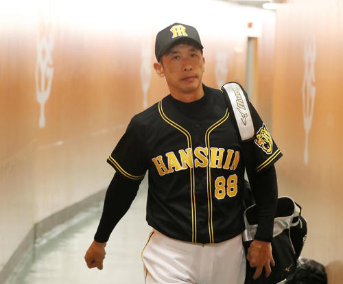 巨人対阪神　巨人に3連敗し宿舎へ引き揚げる矢野監督（撮影・加藤哉）