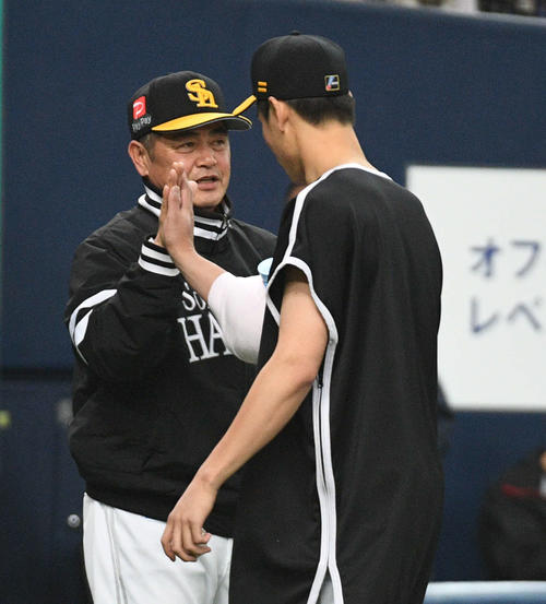 幕切れで武田翔太（右）を迎える工藤公康監督（撮影・渦原淳）