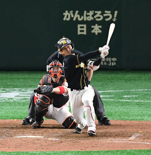 巨人対阪神　5回表阪神1死、坂本は左越えソロ本塁打を放つ（撮影・山崎安昭）