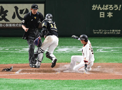 巨人対阪神　1回裏巨人2死一、三塁、三塁走者亀井（右）はゲレーロとの重盗で生還する。捕手坂本（撮影・山崎安昭）