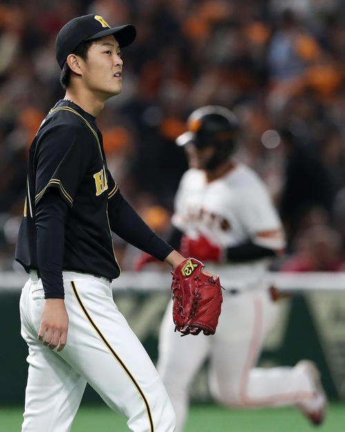 巨人対阪神　5回裏巨人無死、望月は岡本に右越えソロ本塁打を浴びる（撮影・松本俊）