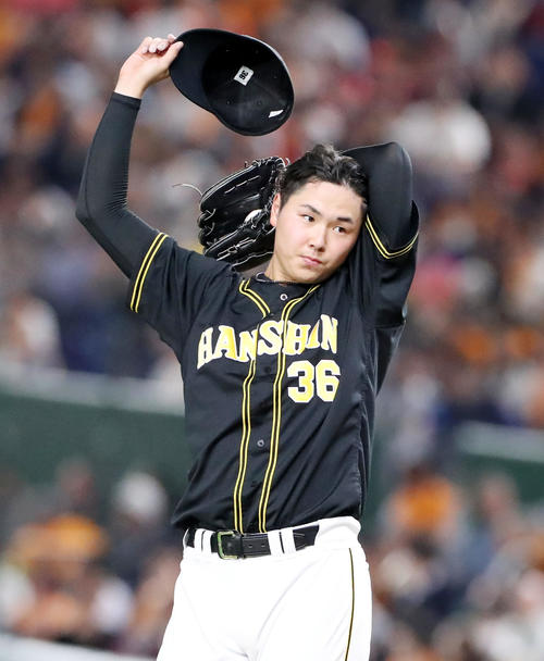 巨人対阪神　4回裏巨人2死一、二塁、坂本を打席に迎えマウンドで汗を拭く浜地（撮影・加藤哉）