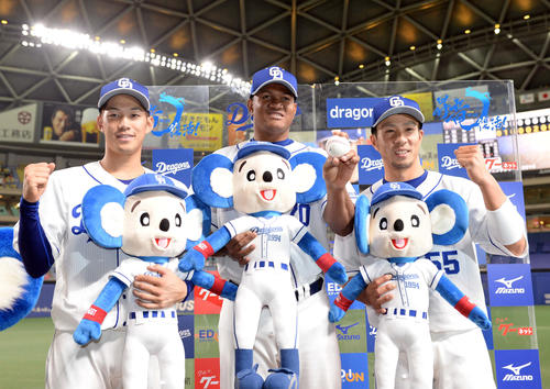 ポーズを決めるヒーローの（左から）京田、ロメロ、福田（撮影・森本幸一）